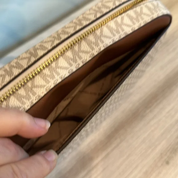 Michael by Michael Kors Jet Set Logo Crossbody Bag – Camera Style - Picture 7 of 8